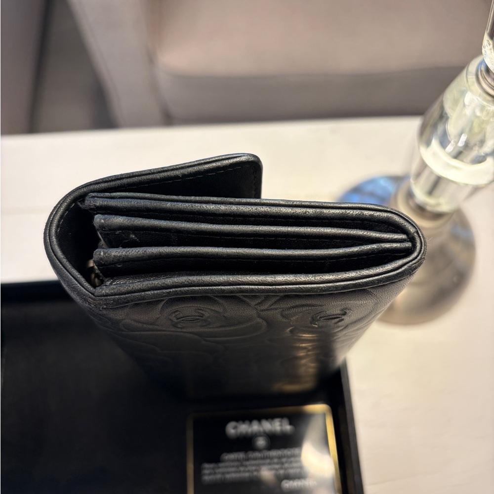 CHANEL Black Quilted Camellia Leather Wallet with CC Logo - Picture 3 of 7